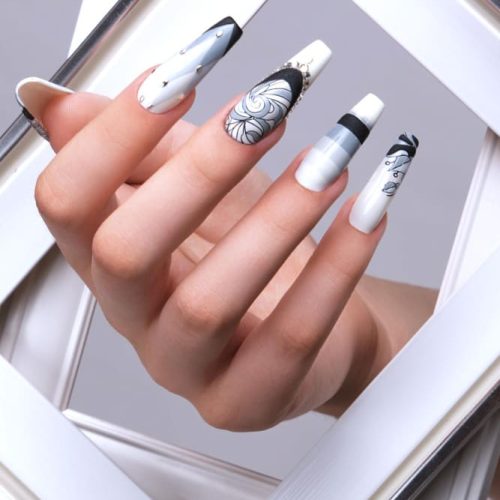 diseno-degradado-creativo-manos-femeninas-manicura-artistica-foto-tomada-estudio