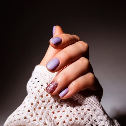 diseno-manos-manicura-verano-color-lila-gris