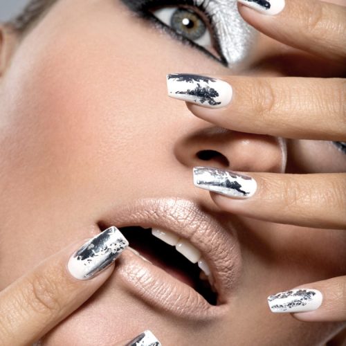 hermosa-chica-maquillaje-plateado-clavos-metalicos-retrato-mujer-moda