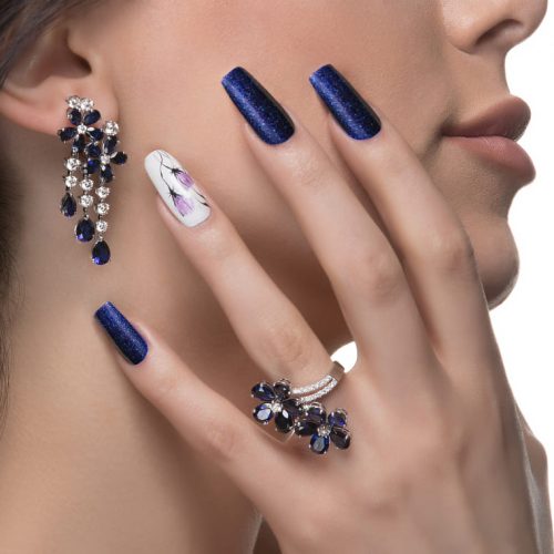 mujer-diseno-promocion-lujo-aretes-anillo
