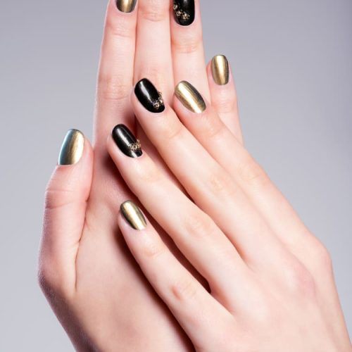mujer-hermosa-hermosa-manicura-creativa