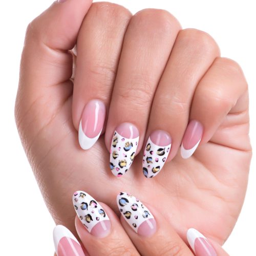 mujer-hermosa-manicura-francesa-hermosa